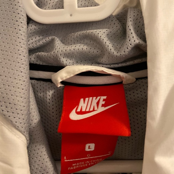 Nike rainy jacket size (L) - Picture 2 of 3